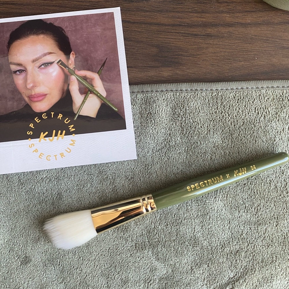 Katie Jane Hughes x Spectrum Brush 04